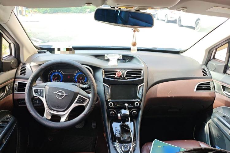 Used Haima Fumei MPV 2017 7-Seater Version 1.5T Automatic – Comfort & Enjoyment Trim Center Console