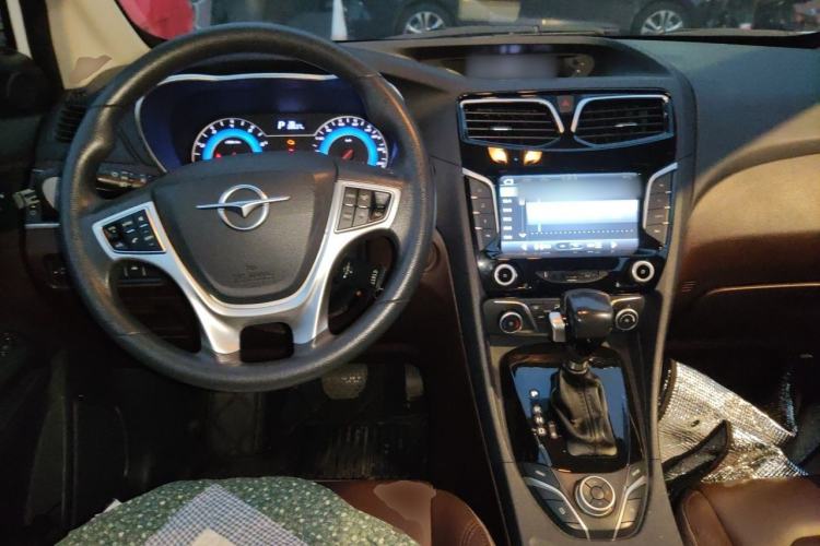 Used Haima Fumei MPV 2017 7-Seater Version 1.5T Automatic Value-Added Edition Center Console