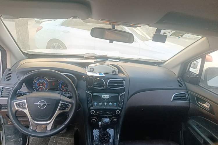 Used Haima Fumei MPV 2017 7-Seater Version 1.5T Automatic Value-Added Edition Center Console