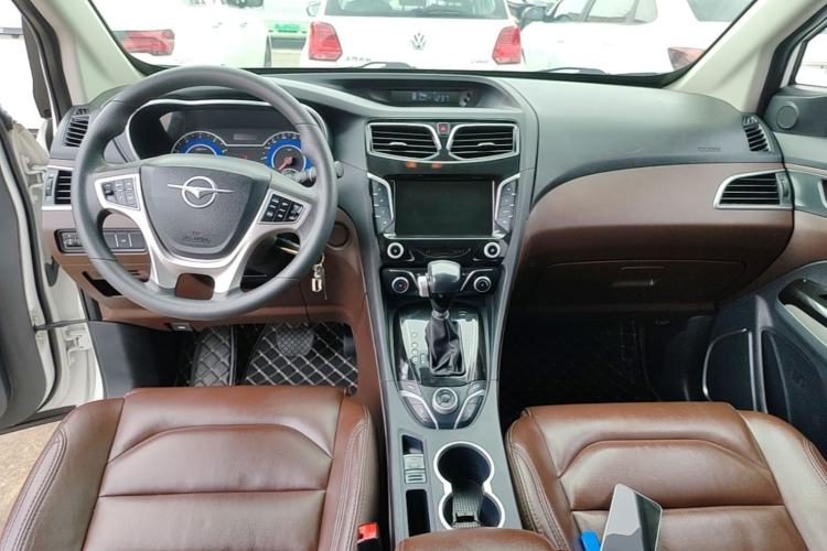 Used Haima Fumei MPV 2017 7-Seater Version 1.5T Automatic Value-Added Edition Center Console