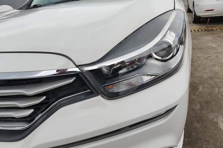 Used Haima Fumei MPV 2017 7-Seater Version 1.5T Automatic Value-Added Edition Left Front Headlight