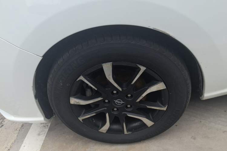 Used Haima Fumei MPV 2017 6-Seater Version 1.5T Automatic – Comfortable & Smooth Trim Left Front Wheel Hub