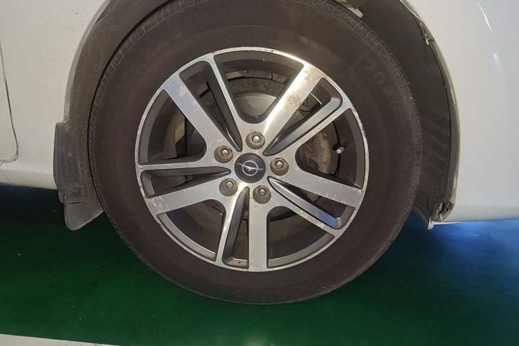 Used Haima Fumei MPV 2017 6-Seater Version 1.5T Automatic – Comfortable & Smooth Trim Right Front Wheel Hub