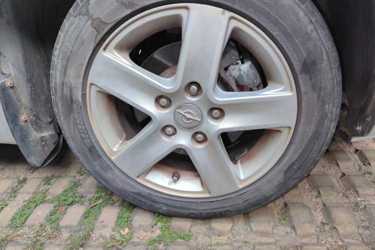 Used Haima Huan Dong 2009 1.6L CVT Comfort Edition Right Front Wheel Hub