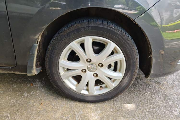 Used Haima M3 2013 1.5L Manual Luxury Model Right Front Wheel Hub