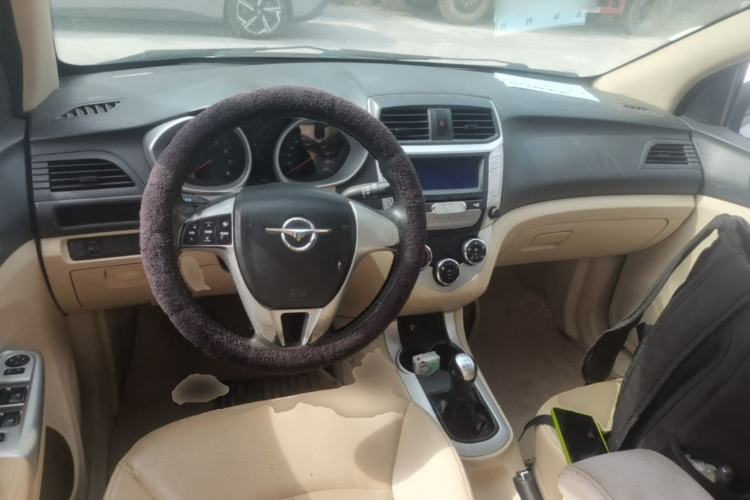 Used Haima M3 2013 1.5L Manual Elite Model Center Console