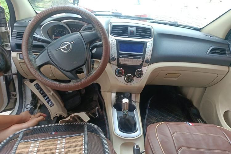Used Haima M3 2013 1.5L Manual Base Version Center Console