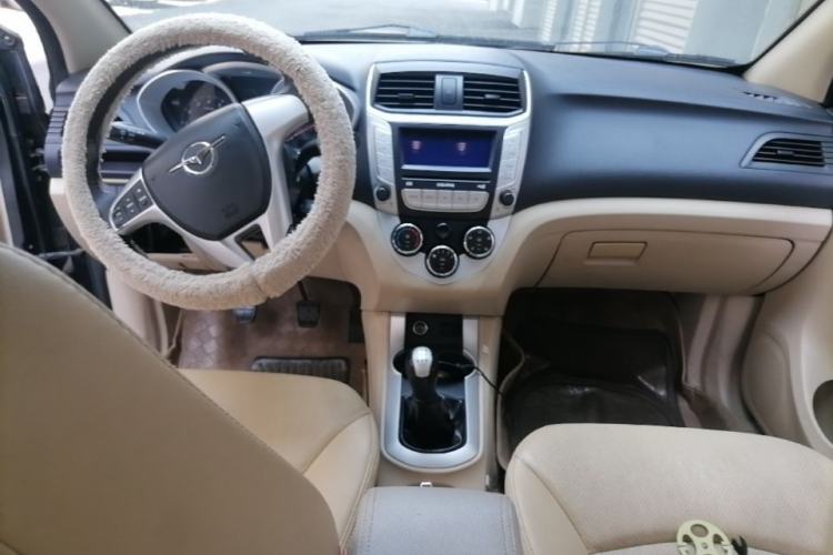 Used Haima M3 2014 1.5L Manual Comfort Model Center Console