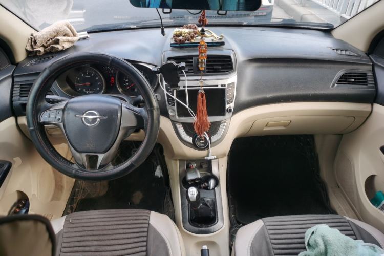 Used Haima M3 2014 1.5L Manual Comfort Model Center Console