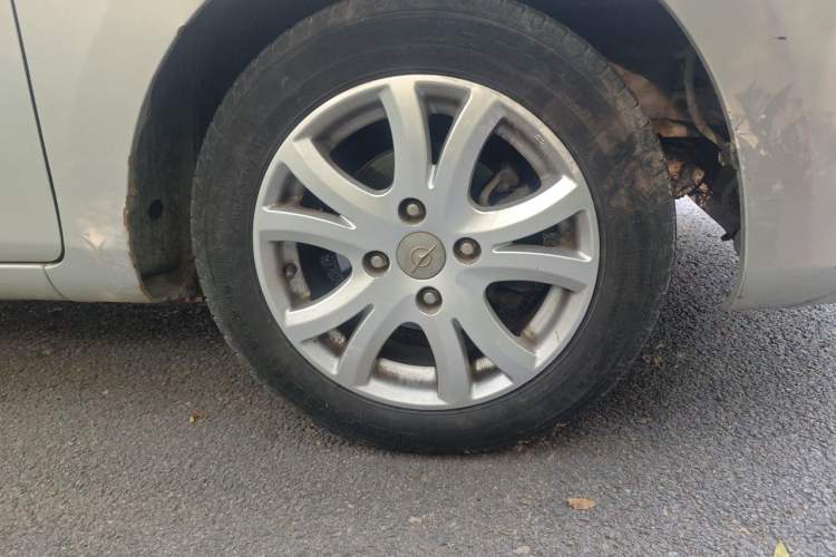 Used Haima M3 2014 1.5L Manual Luxury Model Right Front Wheel Hub