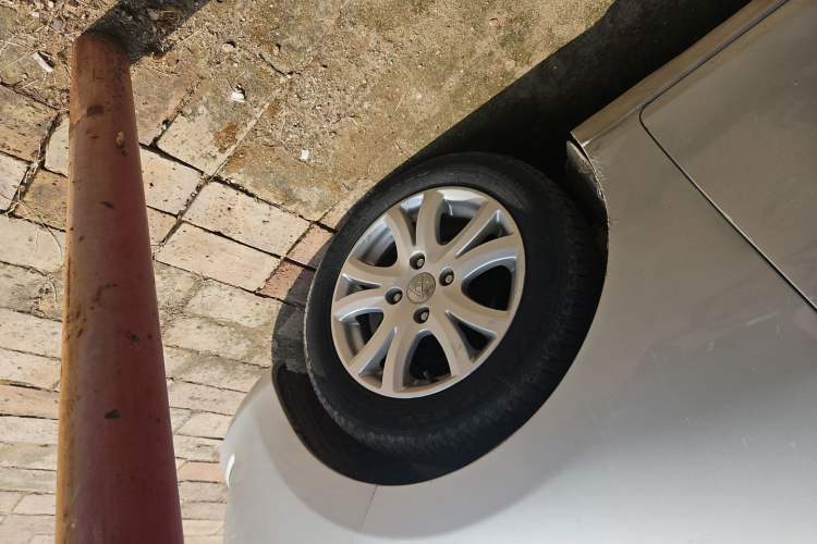 Used Haima M3 2014 1.5L Manual Flagship Model Right Front Wheel Hub