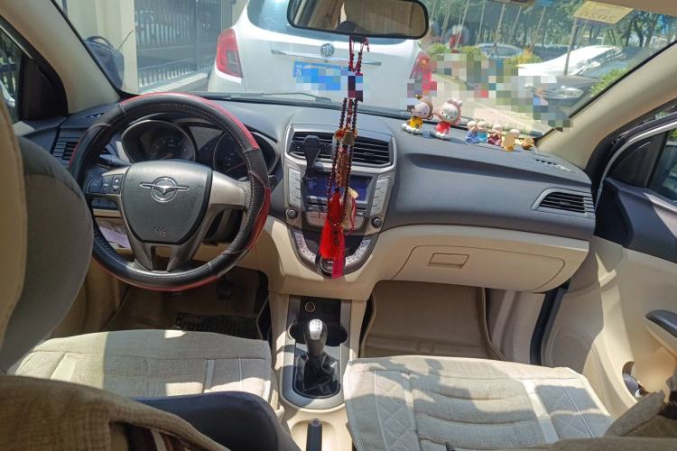 Used Haima M3 2014 1.5L Manual Comfort Model Center Console