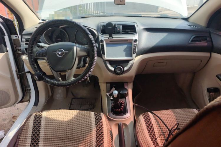 Used Haima M3 2014 1.5L Manual Comfort Model Center Console