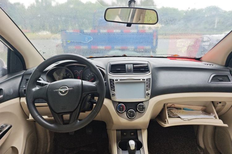 Used Haima M3 2014 1.5L Manual Standard Edition Center Console