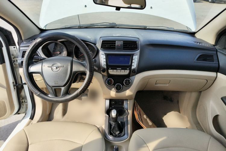 Used Haima M3 2014 1.5L Manual Standard Edition Center Console