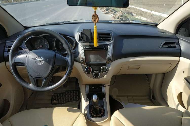 Used Haima M3 2014 1.5L Manual Standard Edition Center Console