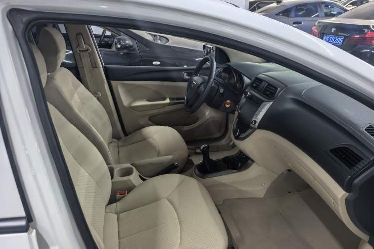 Used Haima M3 2014 1.5L Manual Elite Edition Interior 4