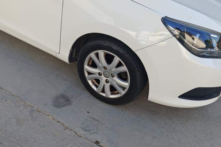 Used Haima M3 2014 1.5L Manual Colorful Navigation Edition Right Front Wheel Hub
