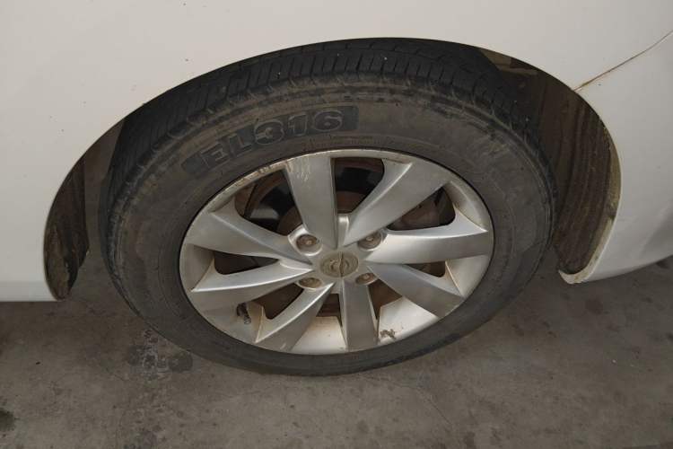 Used Haima M3 2014 1.5L Manual Standard Edition Right Front Wheel Hub