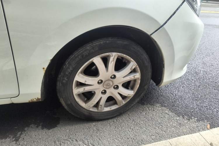 Used Haima M3 2014 1.5L Manual Colorful Navigation Edition Right Front Wheel Hub