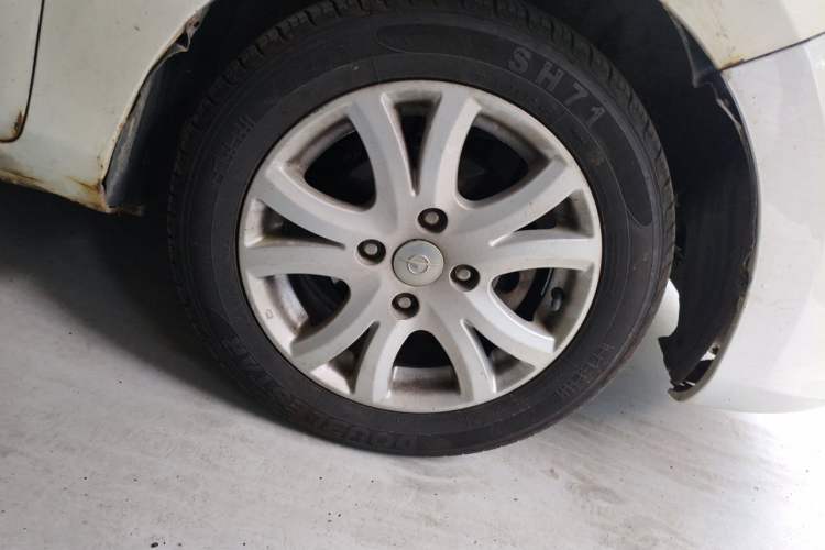Used Haima M3 2014 1.5L Manual Colorful Navigation Edition Right Front Wheel Hub