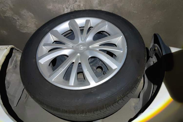 Used Haima M3 2014 1.5L Manual Standard Edition Right Rear Wheel Hub