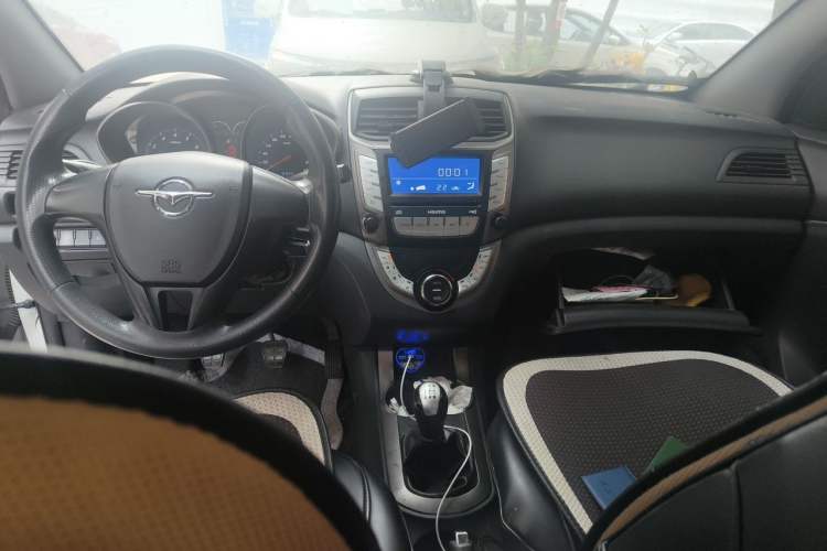 Used Haima M3 2015 1.5L Manual Elite Model with Sunroof Center Console