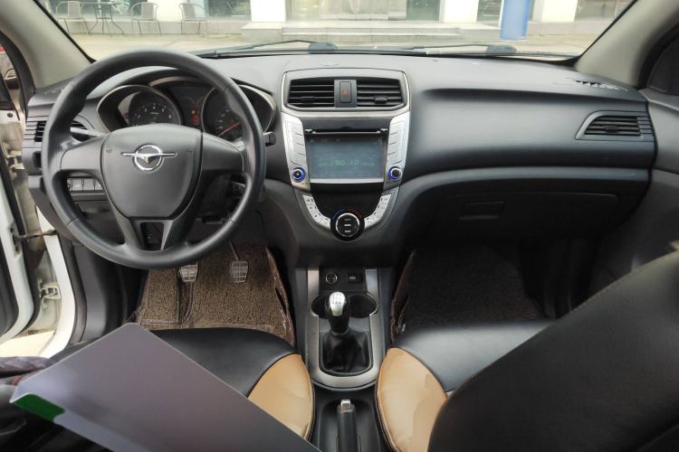 Used Haima M3 2015 1.5L Manual Elite Model Center Console