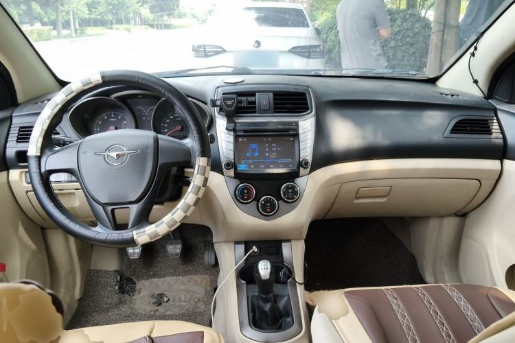 Used Haima M3 2015 1.5L Manual Standard Edition Center Console