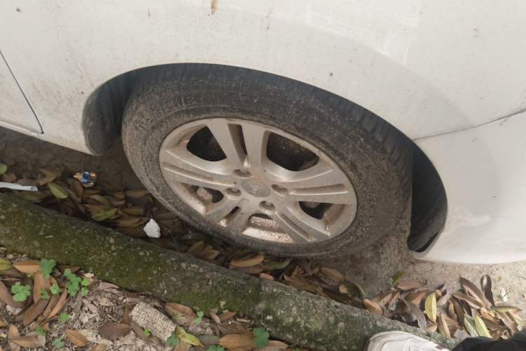 Used Haima M3 2015 1.5L Manual Elite Model with Sunroof Right Front Wheel Hub