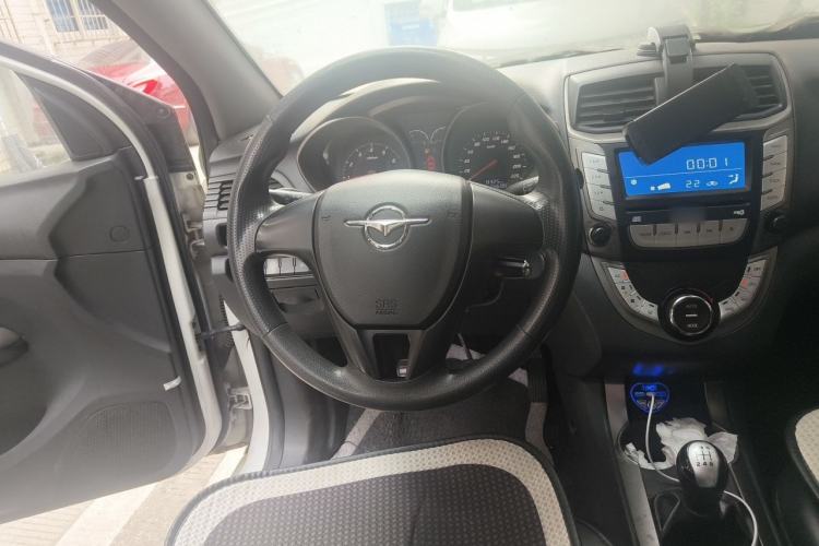 Used Haima M3 2015 1.5L Manual Elite Model with Sunroof Steering Wheel