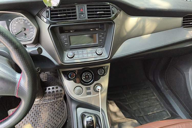 Used Haima M3 2016 1.5L Manual Fashion Edition Audio And AC Panel