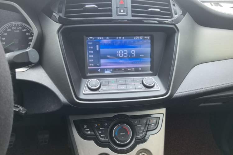 Used Haima M3 2016 1.5L Manual Smart Comfort Edition Audio And AC Panel