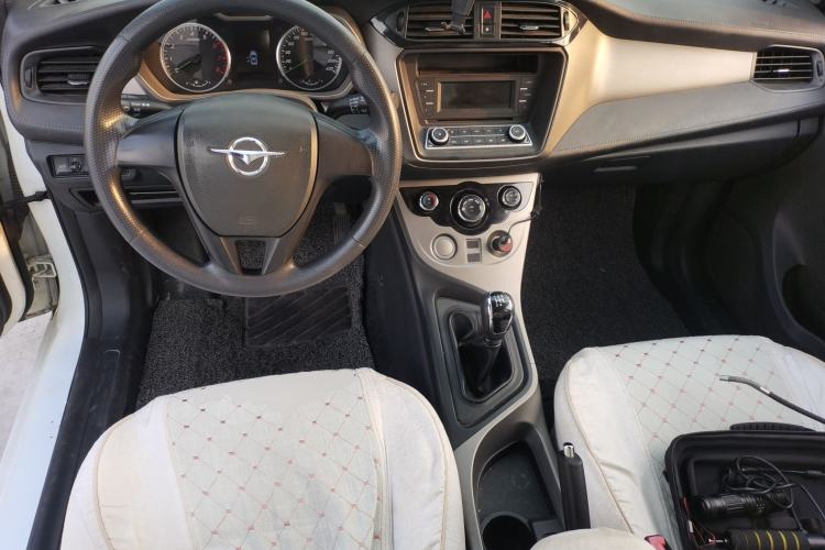 Used Haima M3 2016 1.5L Manual Comfort Model Center Console