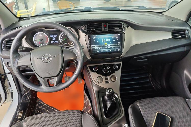 Used Haima M3 2016 1.5L Manual Comfort Model Center Console