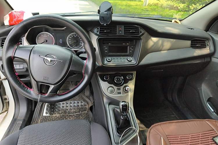 Used Haima M3 2016 1.5L Manual Fashion Edition Center Console
