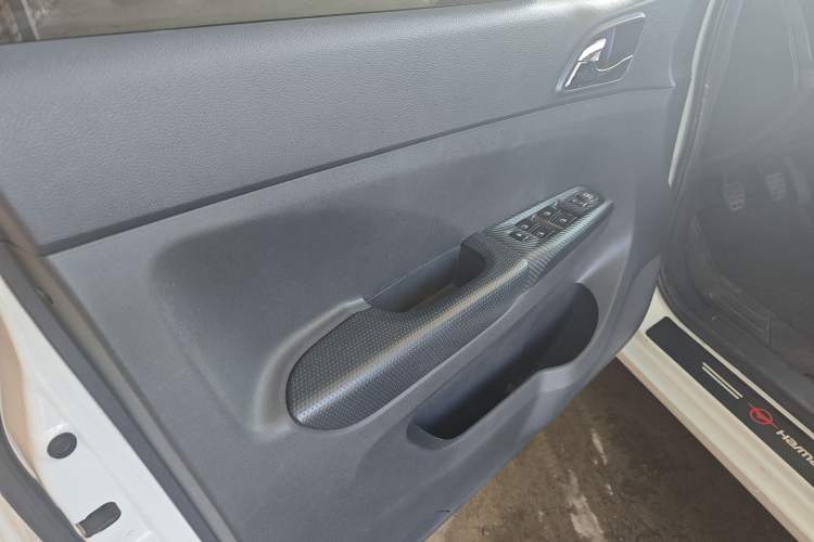 Used Haima M3 2016 1.5L Manual Comfort Model with Sunroof Interior 4