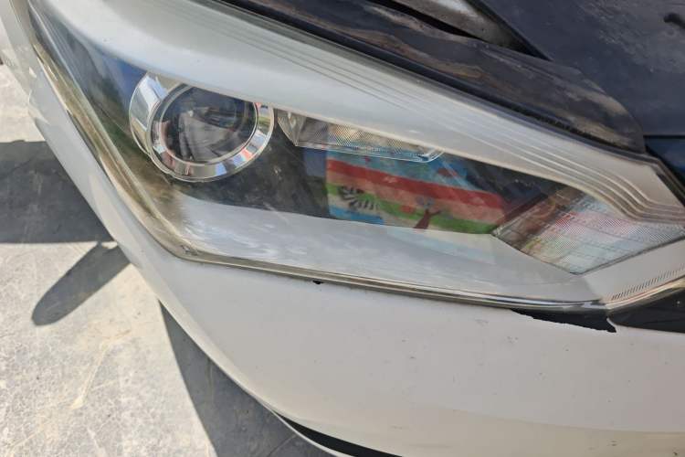Used Haima M3 2016 1.5L Manual Comfort Model with Sunroof Right Front Headlight