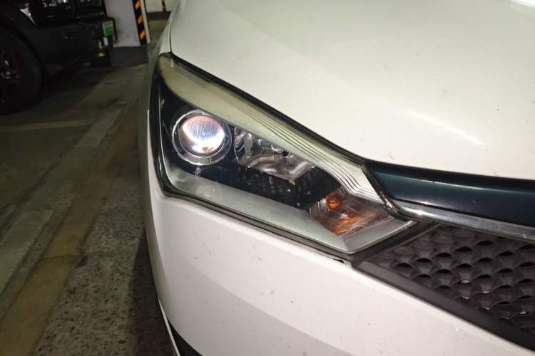 Used Haima M3 2016 1.5L Manual Fashion Edition Right Front Headlight