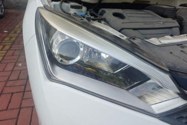 Used Haima M3 2016 1.5L Manual Comfort Model with Sunroof Right Front Headlight