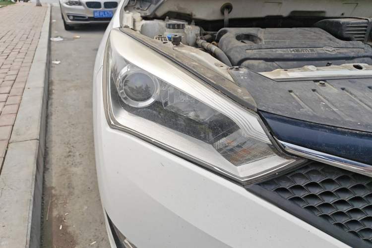 Used Haima M3 2016 1.5L Manual Comfort Model with Sunroof Right Front Headlight