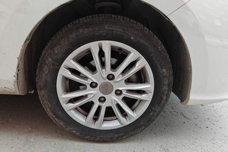 Used Haima M3 2016 1.5L Manual Comfort Model Right Front Wheel Hub