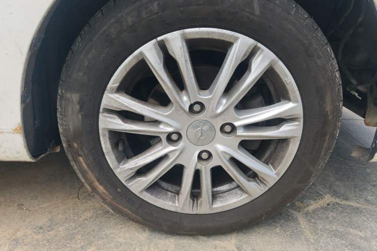 Used Haima M3 2016 1.5L Manual Comfort Model with Sunroof Right Front Wheel Hub