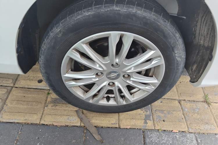 Used Haima M3 2016 1.5L Manual Comfort Model Right Front Wheel Hub