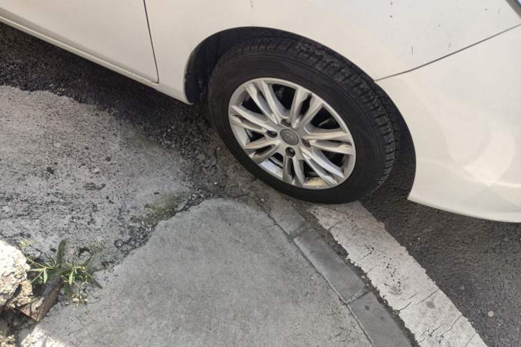 Used Haima M3 2016 1.5L Manual Comfort Model Right Front Wheel Hub