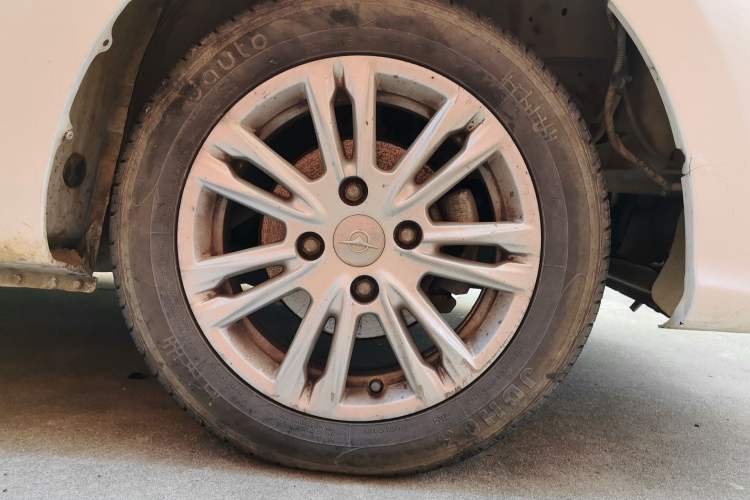 Used Haima M3 2016 1.5L Manual Comfort Model Right Front Wheel Hub