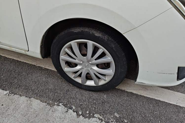 Used Haima M3 2016 1.5L Manual Fashion Edition Right Front Wheel Hub