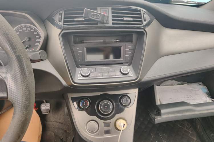 Used Haima M3 2017 1.5L Manual Fashion Edition Audio And AC Panel