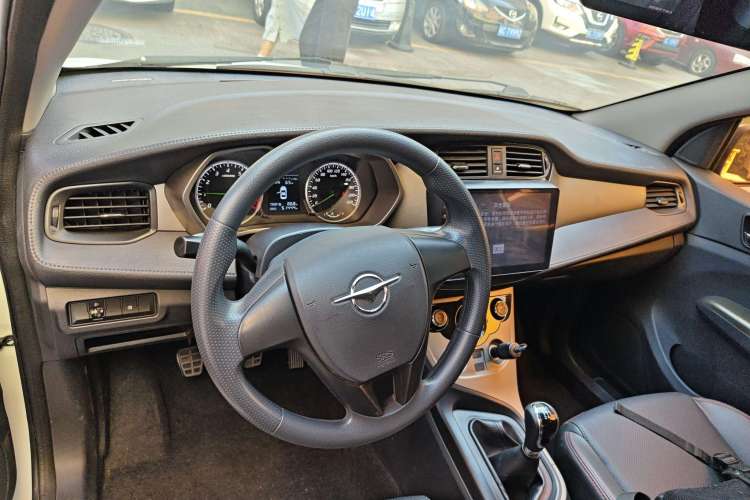 Used Haima M3 2017 1.5L Manual Comfort Model Center Console