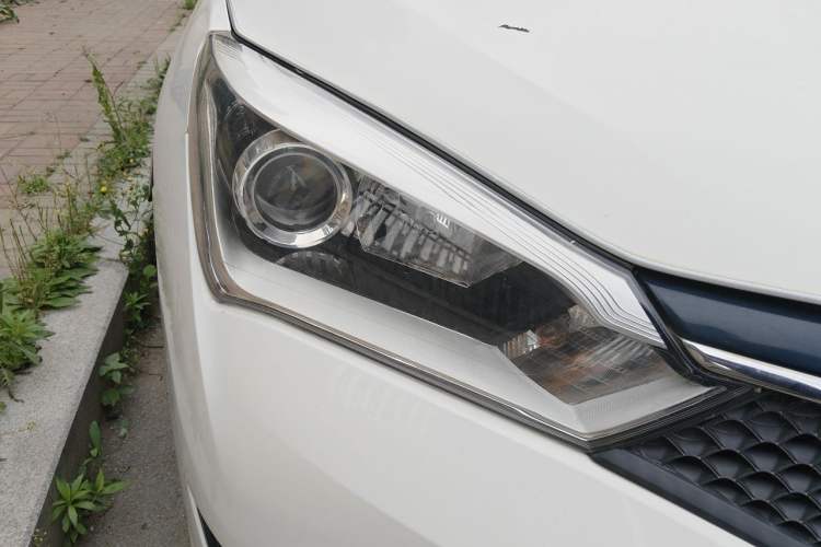 Used Haima M3 2017 1.5L Manual Fashion Edition Right Front Headlight